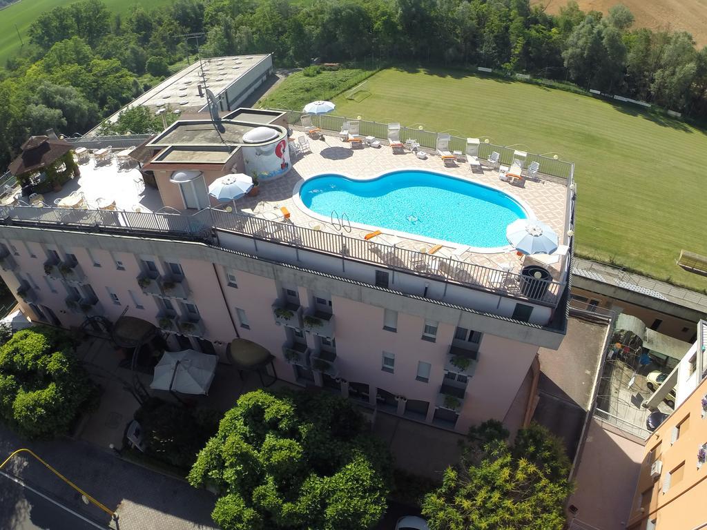 Hotel Sporting Tabiano Terme Екстер'єр фото